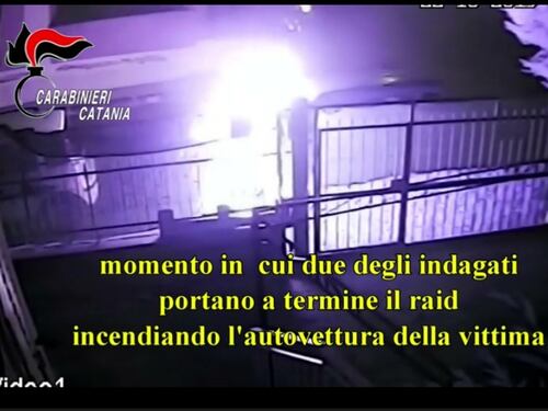 Dà fuoco alla macchina dell'ex compagna, incastrato dalle telecamere