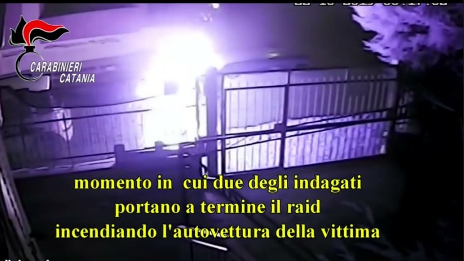 Dà fuoco alla macchina dell'ex compagna, incastrato dalle telecamere