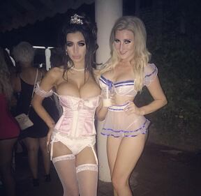 Le forme generose della modella Chloe Mafia 2