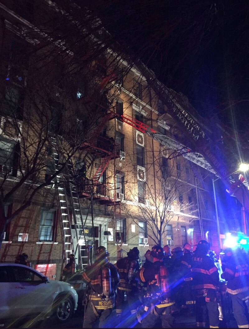 New York, brucia un intero palazzo nel Bronx 15