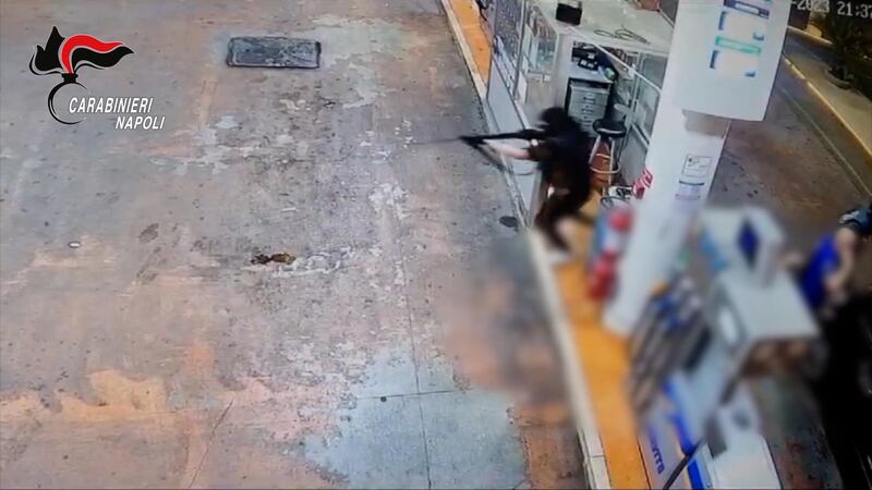 Fucile e pistola contro i dipendenti di un distributore: rapina choc a Napoli 1