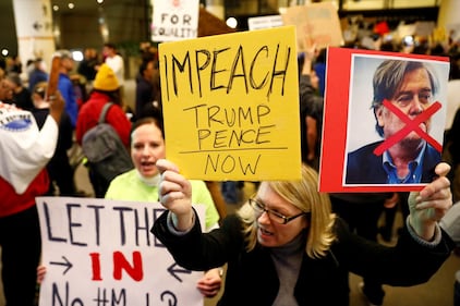 Proteste negli aeroporti contro Trump: "No al bando dei musulmani" 19