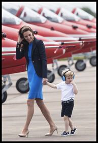 Che capricci, principe George! Tutte le foto alla base militare della Raf e dello "scivolone" sexy di Kate 12