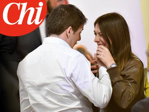 Matteo Renzi travolto dalle sue sostenitrici