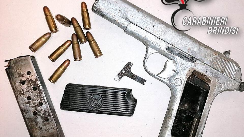 "Mio marito nasconde una pistola": arrestato dopo la lite