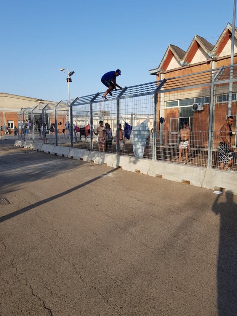 Sale la tensione a Cagliari: "Sassaiola e atti intimidatori contro i migranti"