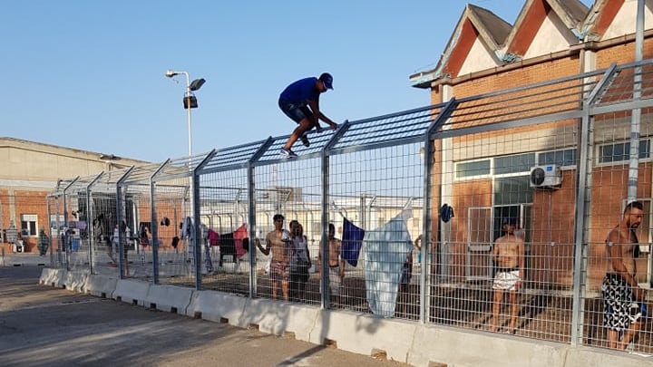 Sale la tensione a Cagliari: "Sassaiola e atti intimidatori contro i migranti"