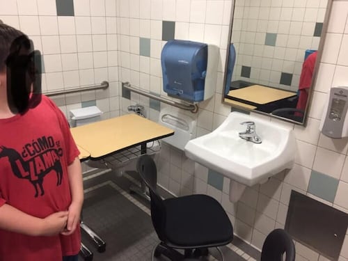 Bambino autistico fa lezione in bagno: la foto choc dagli Usa