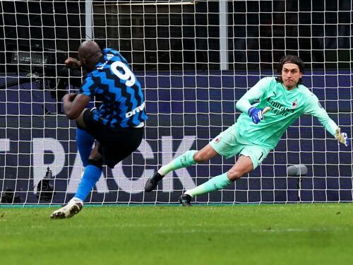 Ibrahimovic (gol e rosso) non basta al Milan: il derby di Coppa Italia va all'Inter