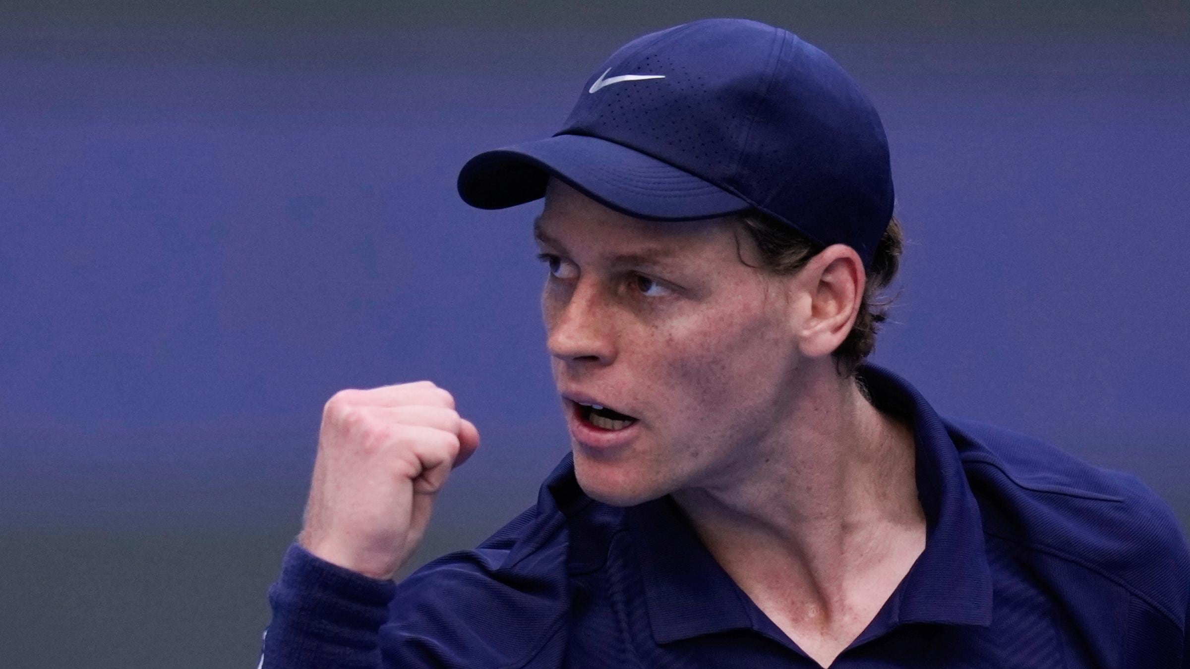 Six Kings Slam, Sinner domina Tsitsipas in due set e conquista la semifinale