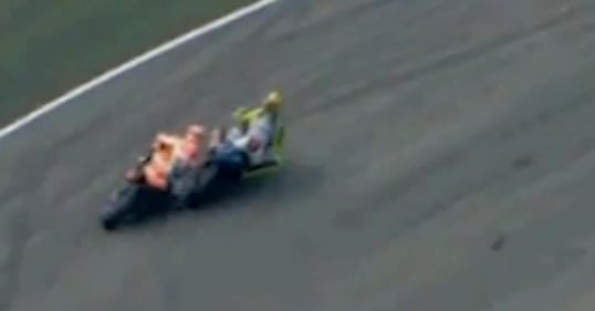 La fotosequenza dello scontro tra Rossi e Marquez 3