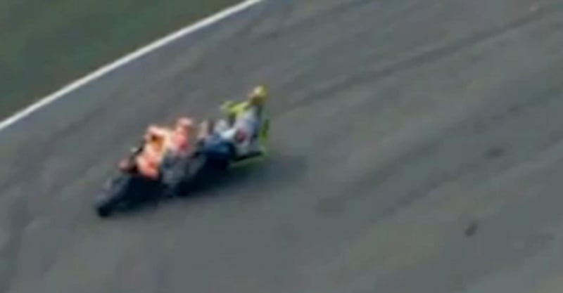 La fotosequenza dello scontro tra Rossi e Marquez 3