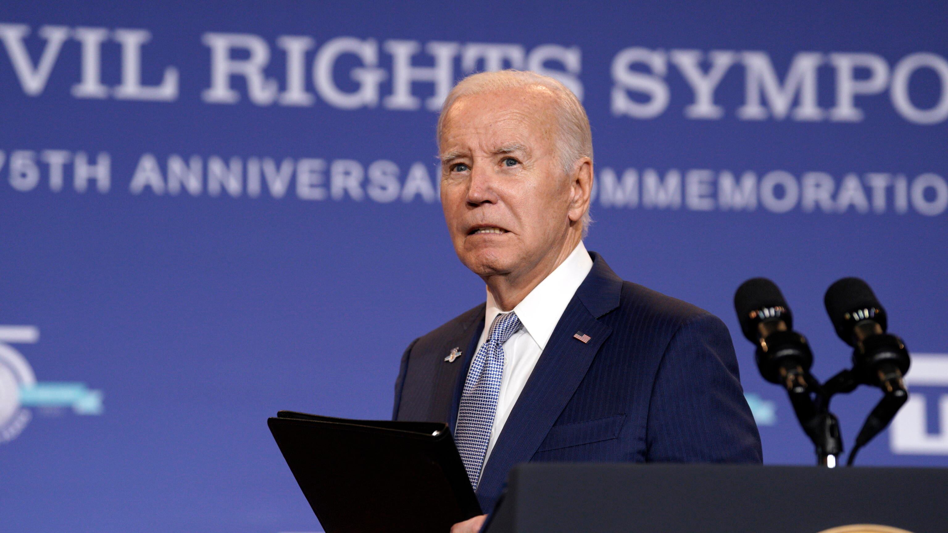 Un libro smonta Biden. "È vecchio e stanco". E ora le gaffe pesano