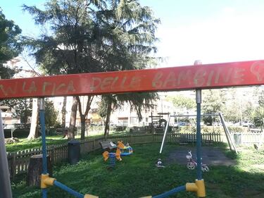 Ecco i graffiti pedopornografichi apparsi nel parco giochi di Serpentara  2
