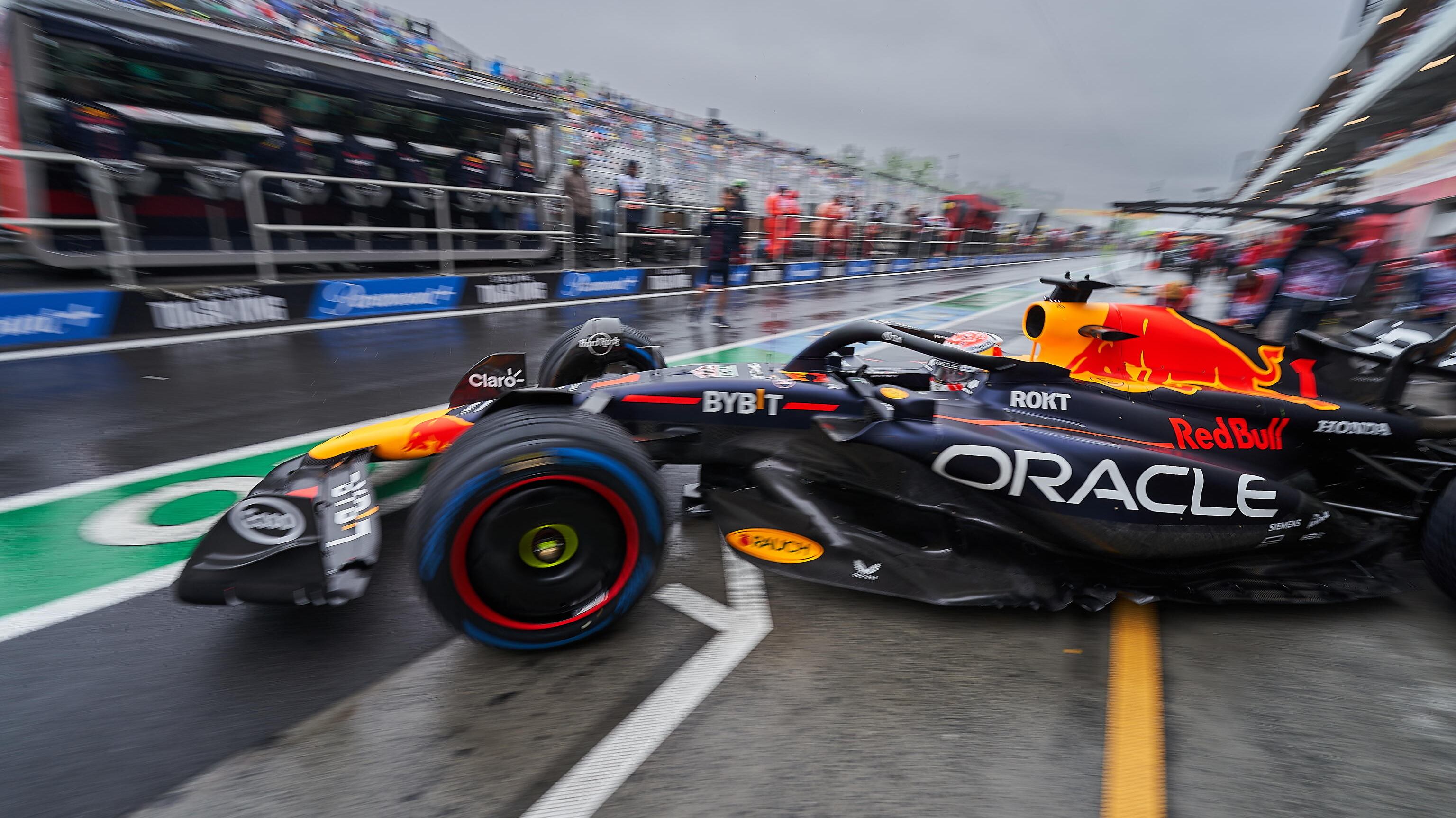 F1, disastro Ferrari. Leclerc fuori nel Q2, Sainz 8°. Pole per Verstappen
