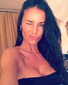 Antonella Mosetti hot, la scollatura arriva all'ombelico 9