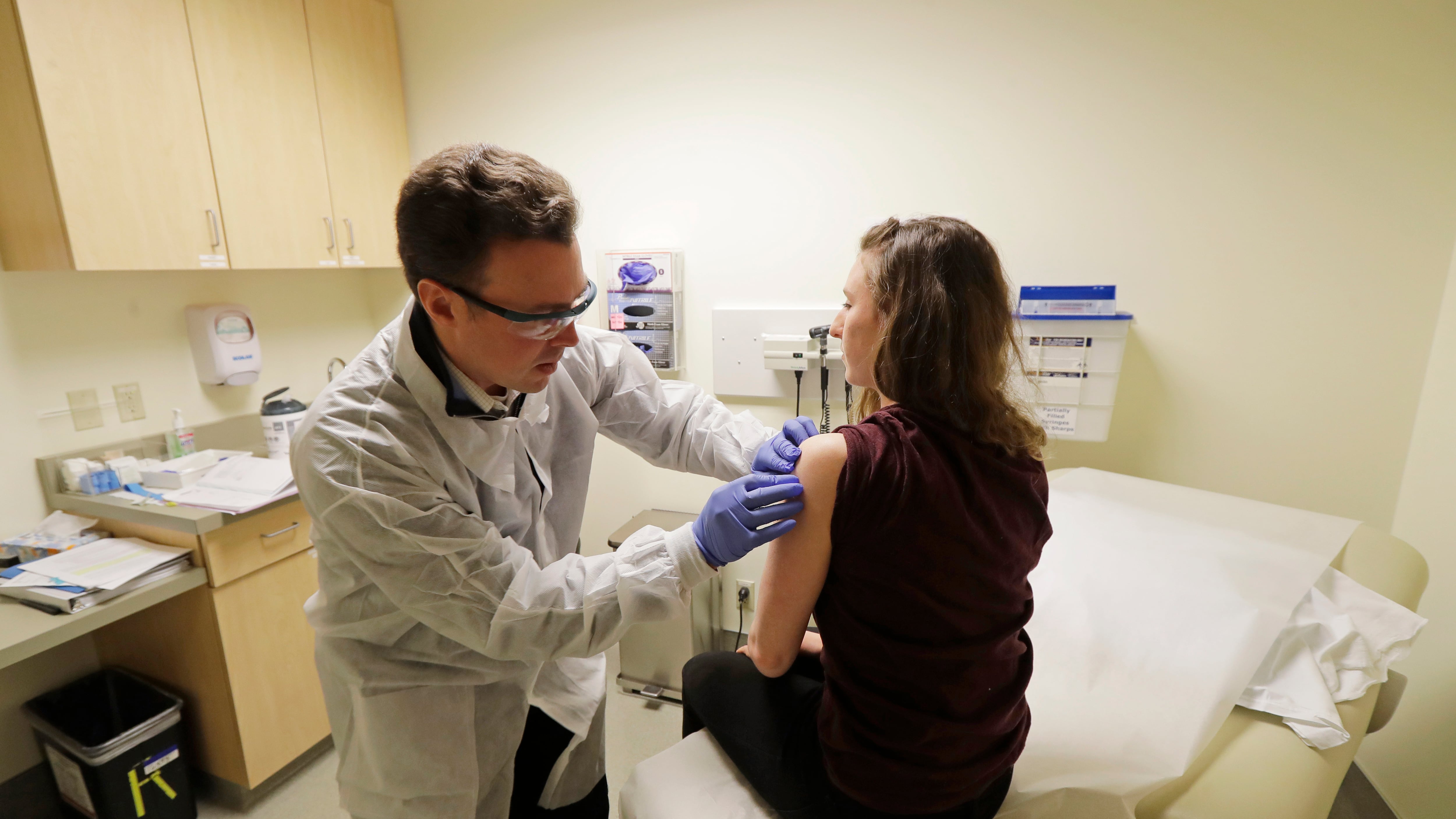 "I vaccini non proteggeranno tutti: ecco cosa succederà a Natale 2021"