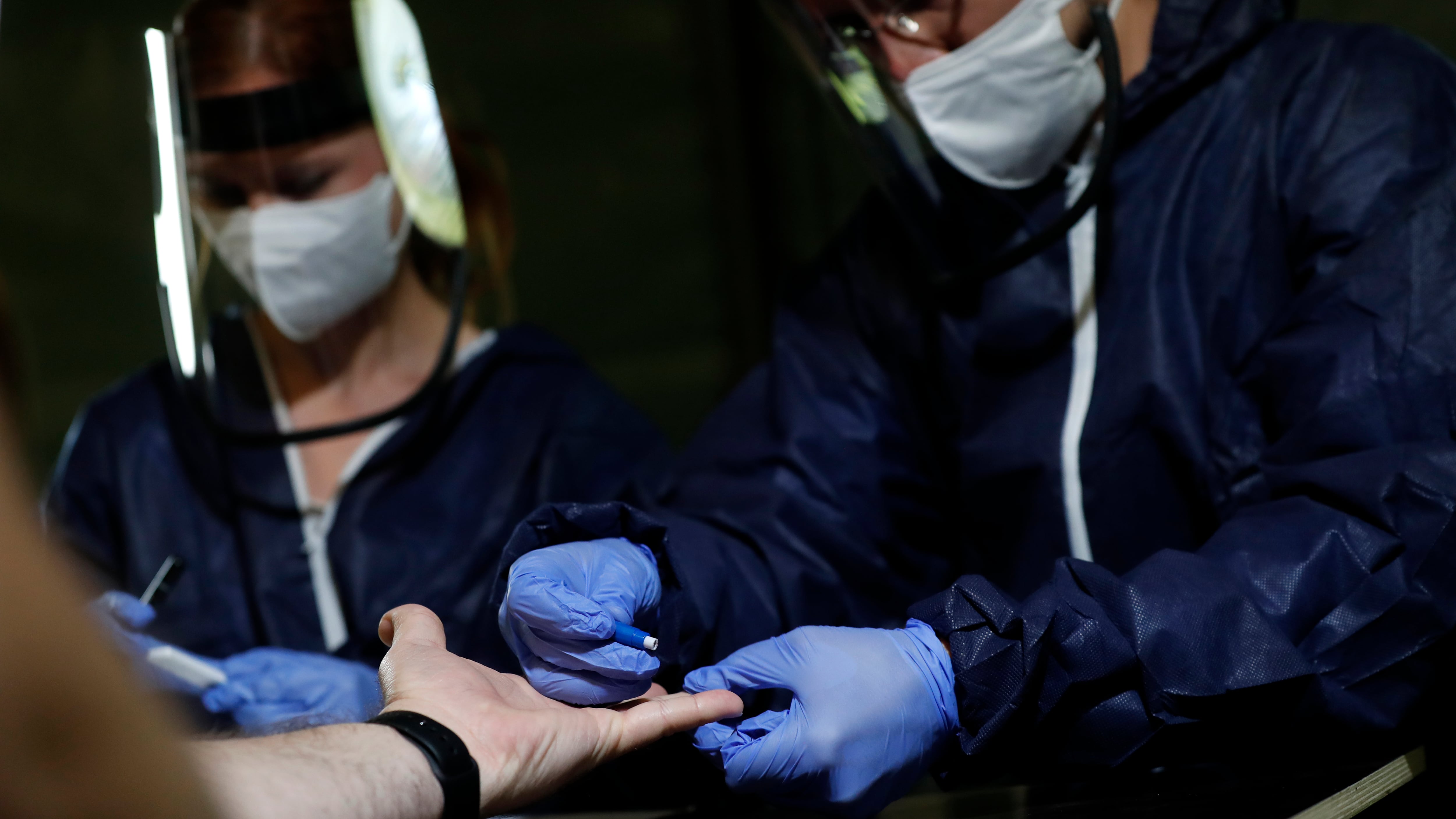 Coronavirus, calano i contagi: oggi sono 17.012. Scendono anche i tamponi