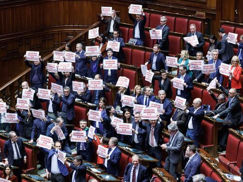 Il Dl sicurezza è legge. La sceneggiata dell'opposizione: fazzoletti e Bella Ciao. Salvini: "Non è festival canoro"