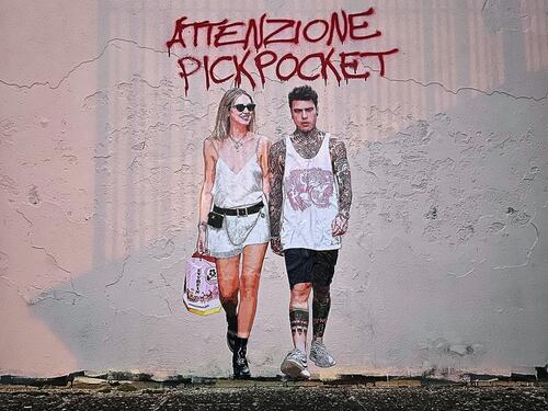 "Attenzione borseggiatori". Il murale che annienta Chiara Ferragni e Fedez