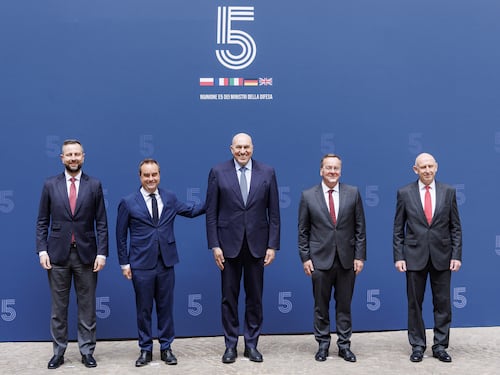 Crosetto riunisce il Gruppo dei Cinque. "L'Europa mai così in pericolo da 80 anni"