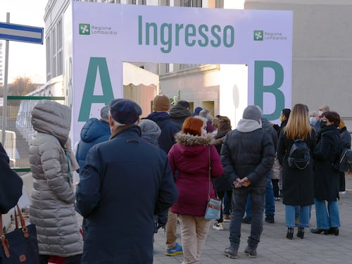 La corsa di Omicron, c'è il primo morto. L'Oms: rischio alto. Si diffonde in Italia