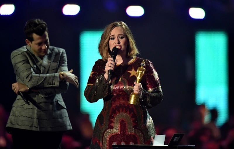 Adele, la regina dei Brit Awards 2016: foto 16