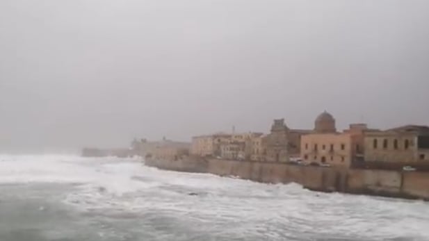 Onde di 4 metri, strade bloccate: Apollo colpisce la Sicilia