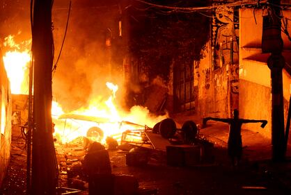 Rio, la polizia uccide un balleri: la favela brucia 11