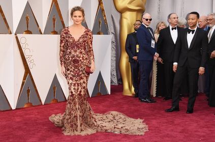 Chrissy Teigen, topless e incinta mentre cucina 15