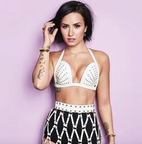 Demi Lovato ritrova se stessa nella nudità 16