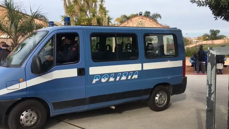 Agrigento, migranti occupano la statale 4