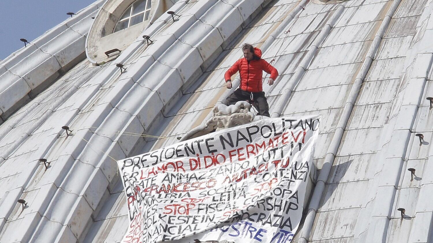 Fatto scendere l'imprenditore salito di nuovo sulla cupola di San Pietro