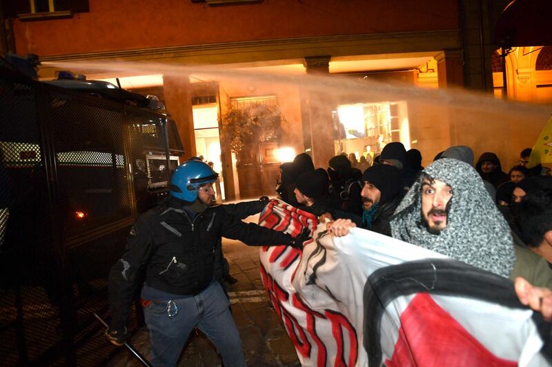 Bologna, scontri tra polizia e antagonisti 7