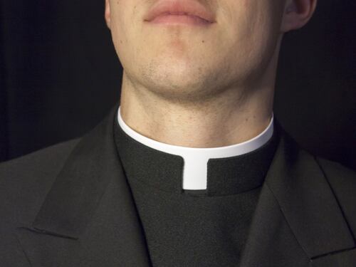"Dammi i soldi o pubblico le tue foto osé": le minacce al sacerdote