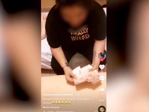 Musica e banconote: i romeni si "godono" il reddito 5S