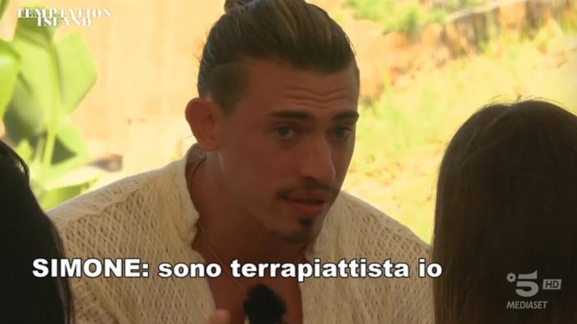 Il "terrapiattista" di Temptation Island con i dubbi sui dinosauri e gli astronauti sulla Luna