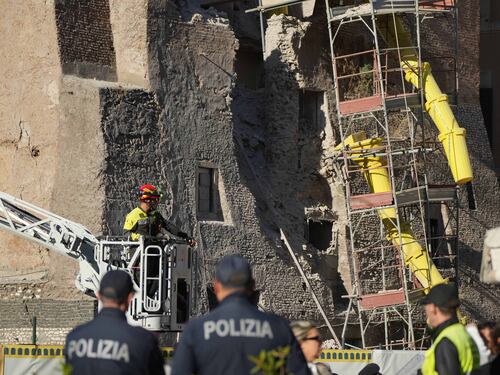 Il doppio crollo della Torre: operai intrappolati a Roma. Dopo undici ore di scavi estratto anche l'ultimo uomo