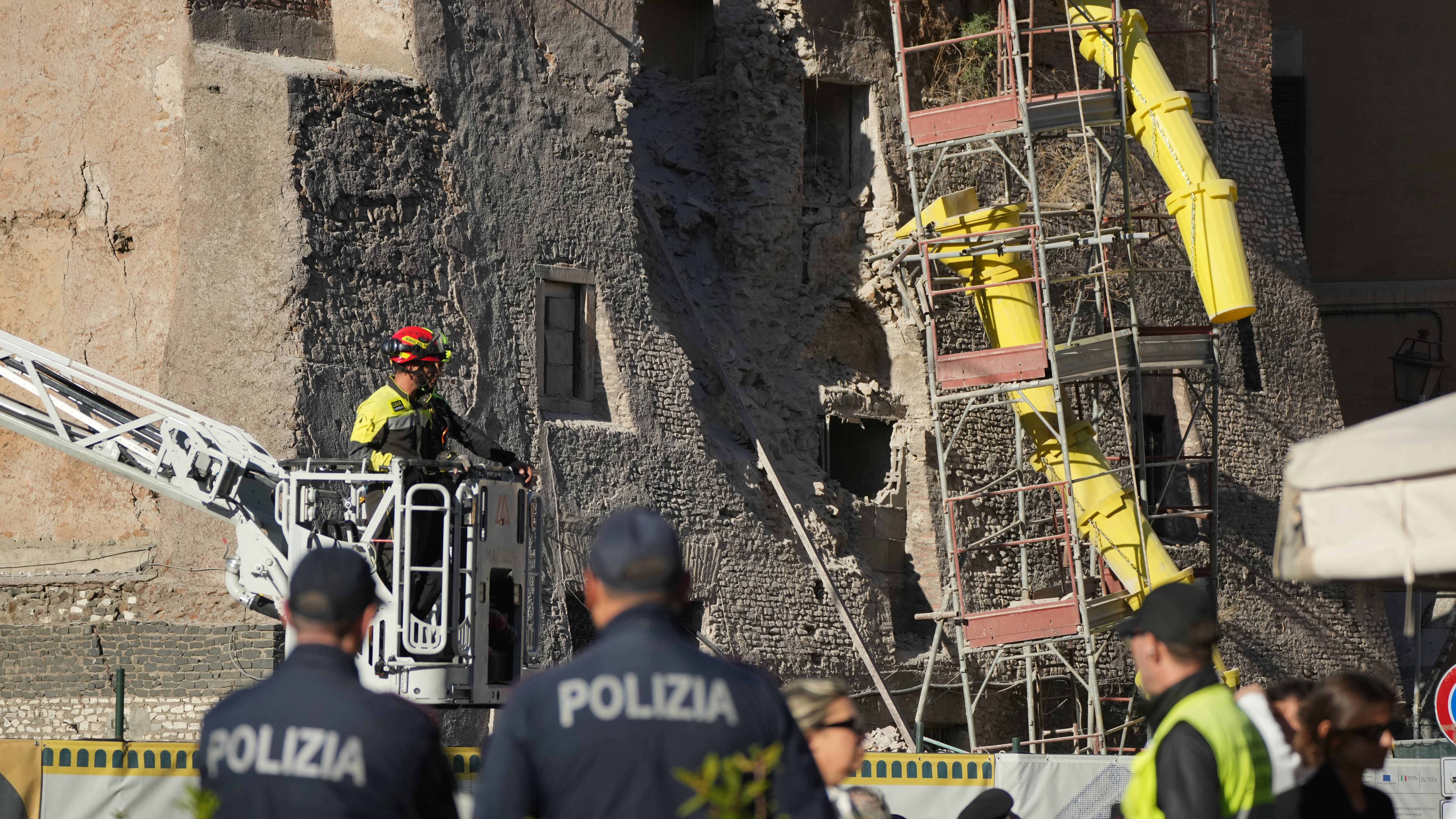 Il doppio crollo della Torre: operai intrappolati a Roma. Dopo undici ore di scavi estratto anche l'ultimo uomo