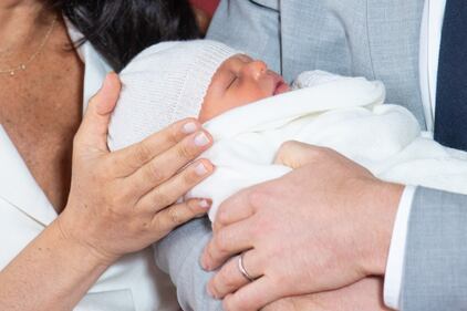I duchi di Sussex mostrano il royal baby a due giorni dalla nascita  3