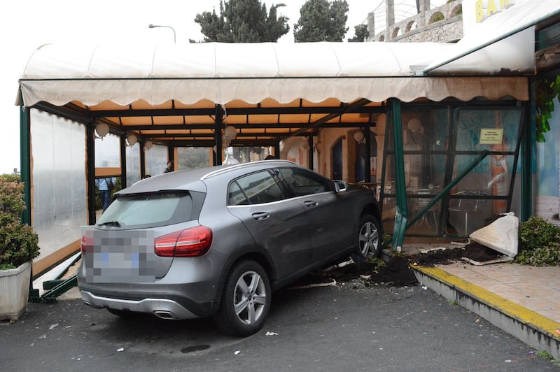 Tragedia sfiorata a Ventimiglia: auto sfonda il dehor di un bar 4