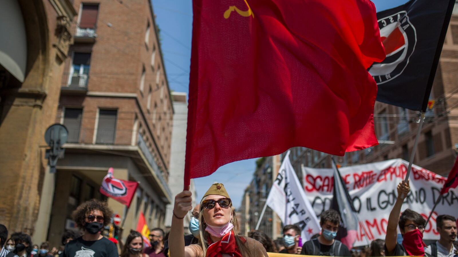 Sotto le bandiere rosse vale tutto: a Bologna sinistra in piazza e rave party