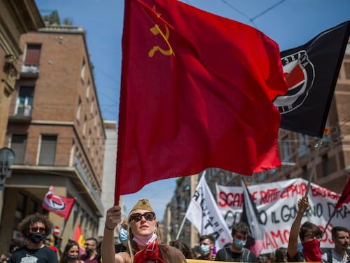 Sotto le bandiere rosse vale tutto: a Bologna sinistra in piazza e rave party