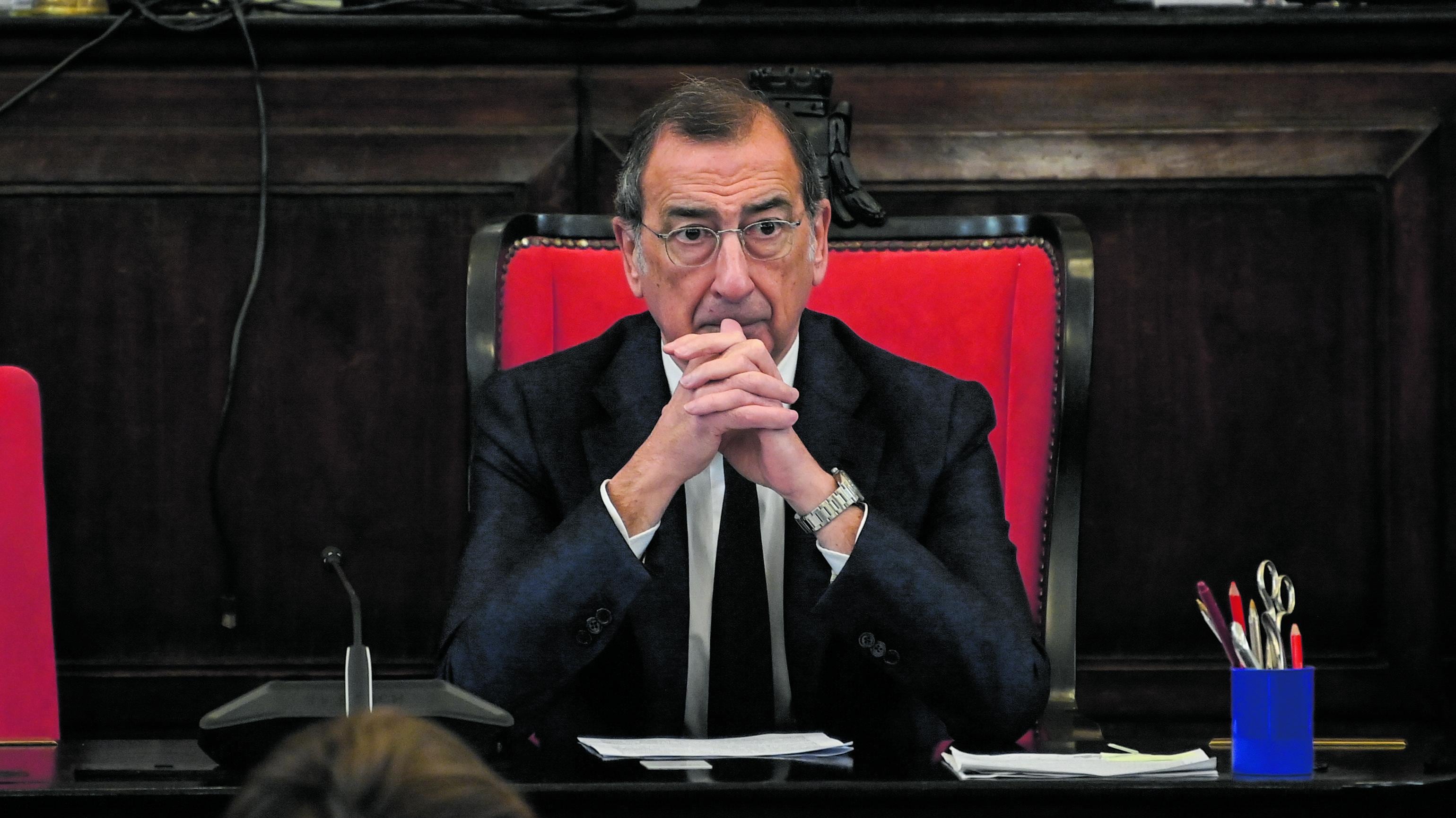Sala si chiude nel silenzio e pensa alle dimissioni