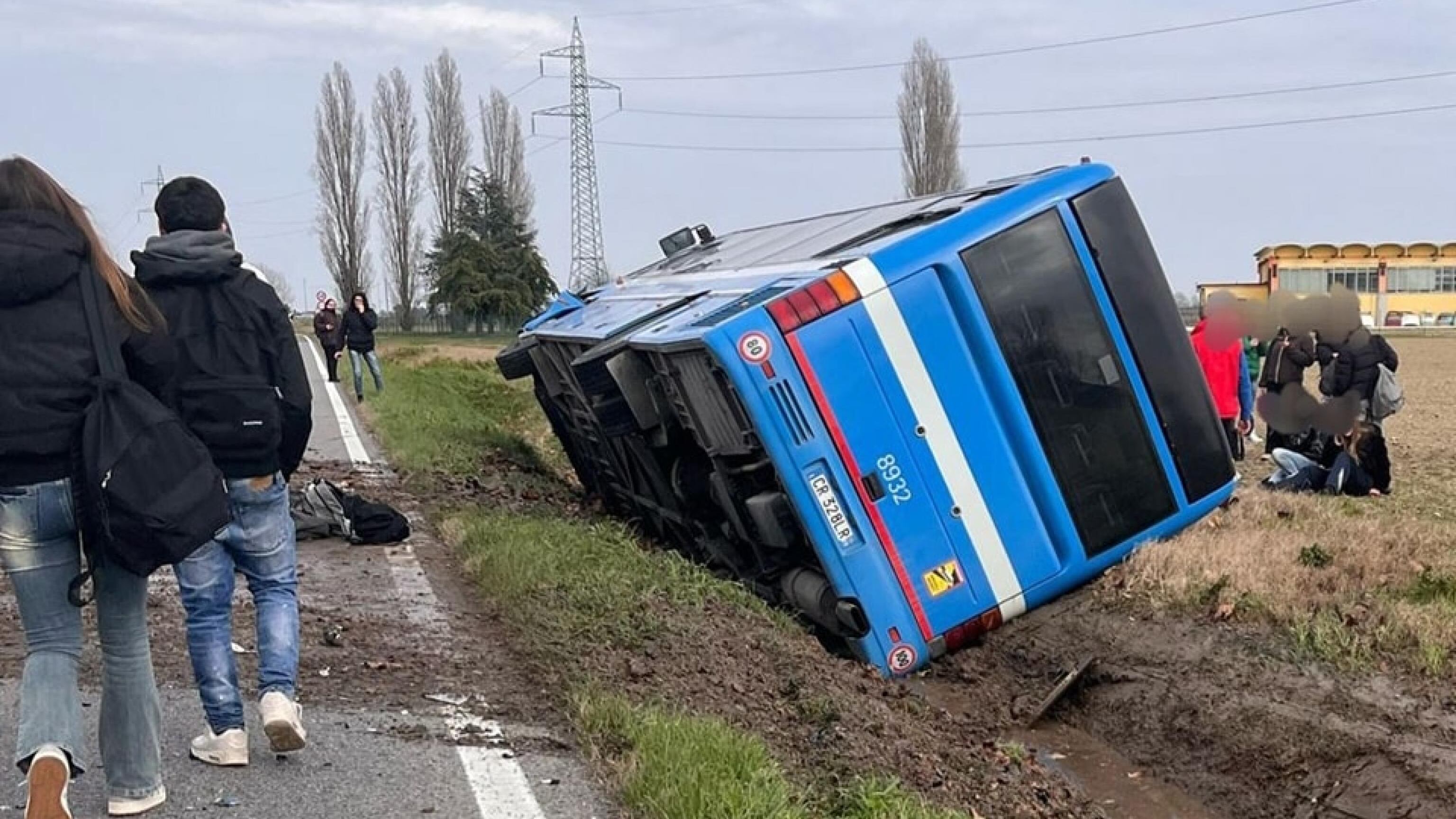 Dramma a Ferrara, scontro fra auto e bus pieno di studenti: morta la conducente