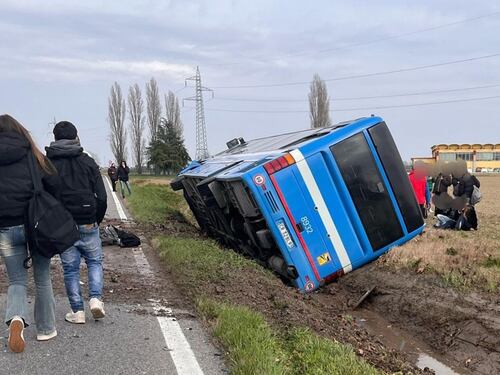 Dramma a Ferrara, scontro fra auto e bus pieno di studenti: morta la conducente