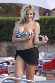 Francesca Cipriani: seno esplosivo in costume 25