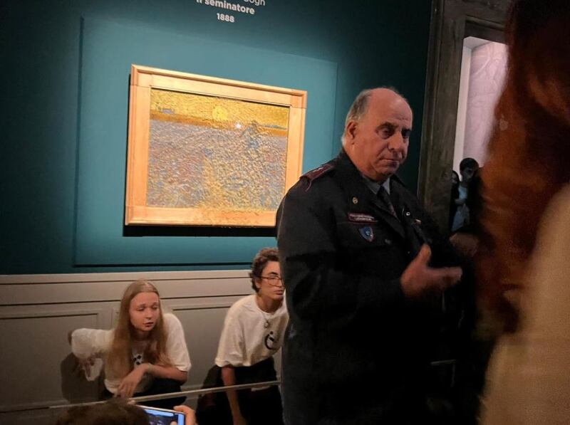 Alcuni attivisti hanno imbrattato il quadro "Il seminatore" di Van Gogh 3