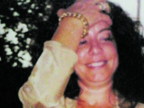 Massacrata con 15 coltellate nella sua villa. Giallo sulla macchina trovata fuori strada