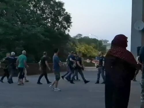 Migrante ferisce barista: al momento dell'arresto la folla vuole linciare gli agenti